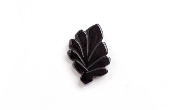 Cabochon agat negru sculptat sub forma de frunza