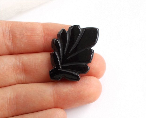 Cabochon agat negru sculptat sub forma de frunza