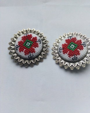 Brosa cu broderie manuala