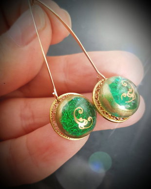cercei unicat, din sticla fuzionata verde, cu motiv floral auriu si accesorii metalice aurite