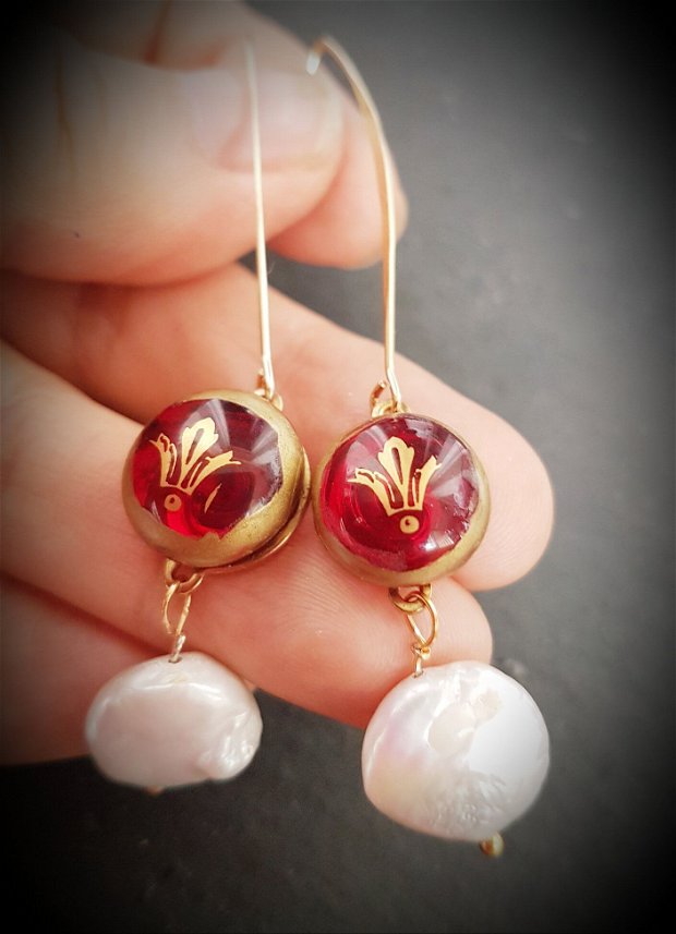 cercei unicat din sticla fuzionata roșie, cu motiv roial auriu, perle baroce aplatizate  naturale si accesorii metalice aurite