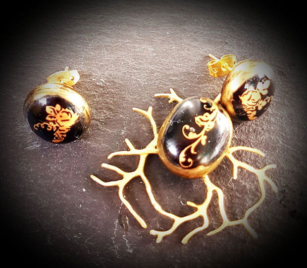 set unicat  format din cercei ovali cu pin si pandantiv tip crenguta aurita,  din sticlă fuzionata neagra cu motiv floral auriu