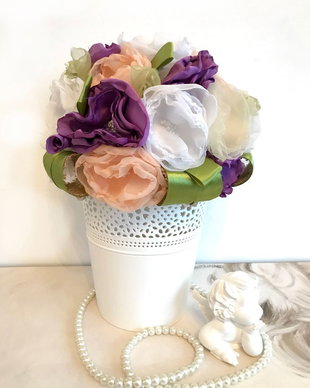 Decoratiune masa formata din bulgare floral si suport dantelat alb
