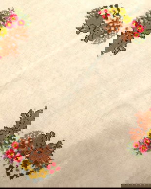 Fata de masa cusuta manual, cu iepurasi