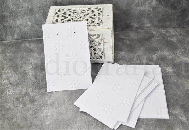 Set 25 cartonase albe embosate pentru cercei