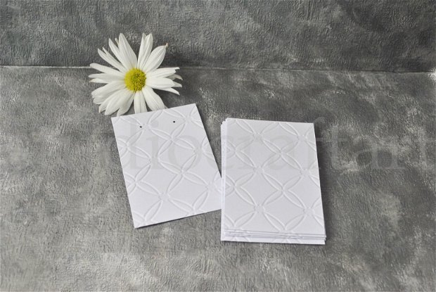 Set 25 cartonase albe embosate pentru cercei