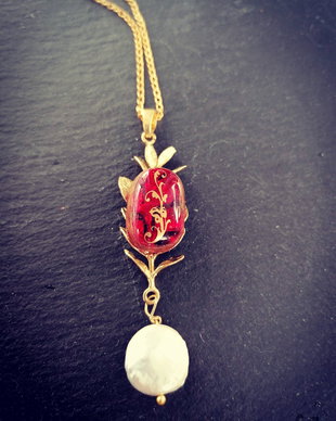 pandantiv unicat cu cabochon de sticla fuzionata rosu royal, cu motiv floral auriu, montata pe o crenguta metalica cu frunze aurii si perla baroca plata naturala