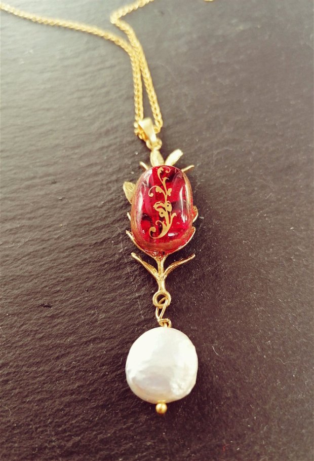 pandantiv unicat cu cabochon de sticla fuzionata rosu royal, cu motiv floral auriu, montata pe o crenguta metalica cu frunze aurii si perla baroca plata naturala