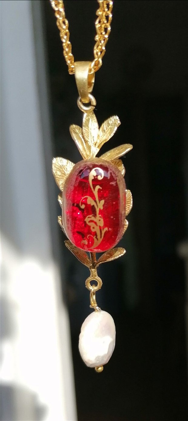 pandantiv unicat cu cabochon de sticla fuzionata rosu royal, cu motiv floral auriu, montata pe o crenguta metalica cu frunze aurii si perla baroca plata naturala