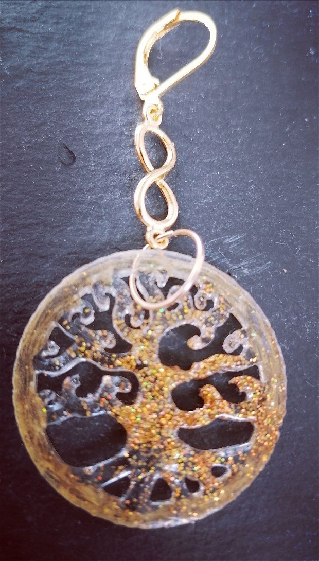 cercei unicat in forma de pomul vietii, din rasina transparenta cu paiete aurii si  accesorii metalice aurii