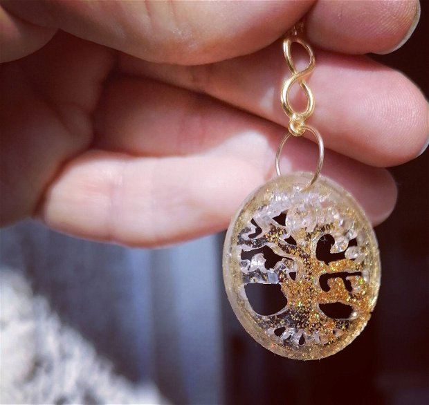 cercei unicat in forma de pomul vietii, din rasina transparenta cu paiete aurii si  accesorii metalice aurii