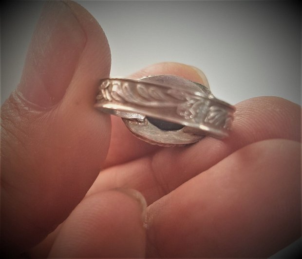 inel unicat din argint fin, cu safir oval, in montura cu gherute