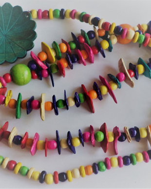 Colier handmade din margele de cocos multicolore