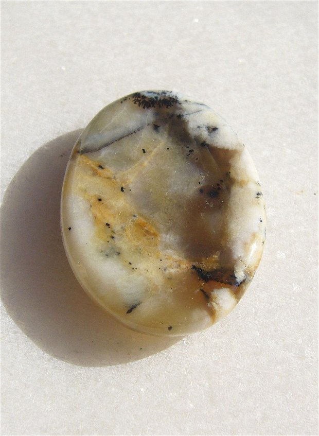 Cabochon opal dendritic (India - lucrat manual) aprox 33x24x6 mm
