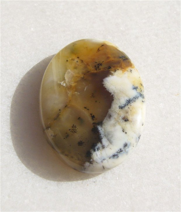 Cabochon opal dendritic (India - lucrat manual) aprox 33x24x6 mm