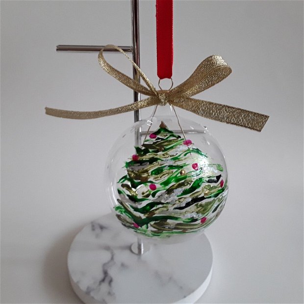 Glob din sticla personalizat si pictat manual cu un brad de Crăciun inzapezit