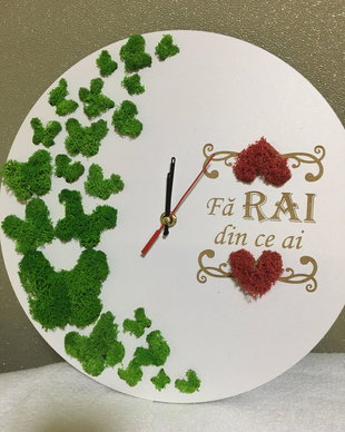 Ceas cu fluturi si licheni