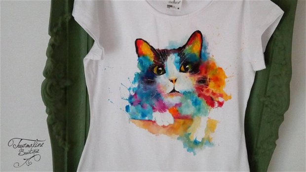 Tricou pisica multicoloră. Tricou pictat manual.