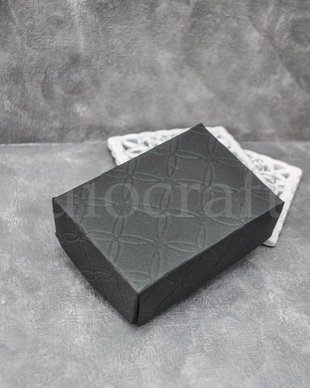 Cutie neagra cu capac decorativ