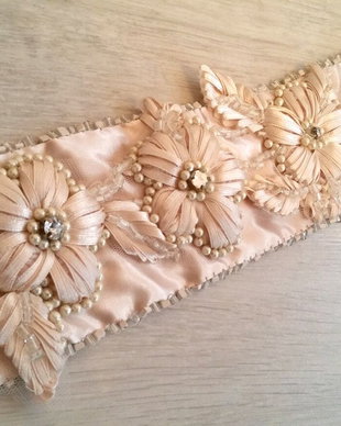 Brau elegant cu flori brodate