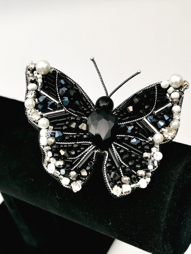 Vândut Brosa- Black & White Butterfly