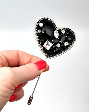 Vândut Brosa Black Heart