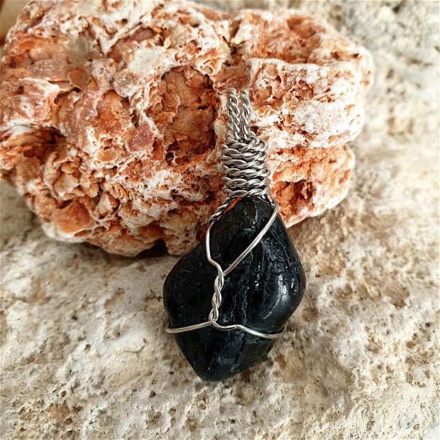 Turmalină Neagră - Pandantiv "Spiral Of Life" cu piatră brută rulată de Turmalină Neagră. UNICAT. Pandantiv handmade. Pandantiv din inox. Cristal natural pentru Purificare și Protecție Energetică
