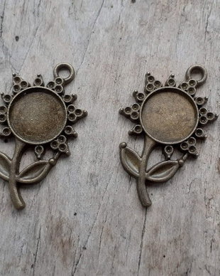 Pandantiv/charm floricica cu baza cabochon