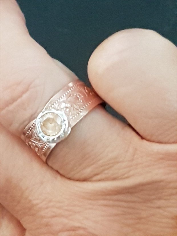inel unicat din argint fin si alama texturata, cu un cristal de zirconia galben