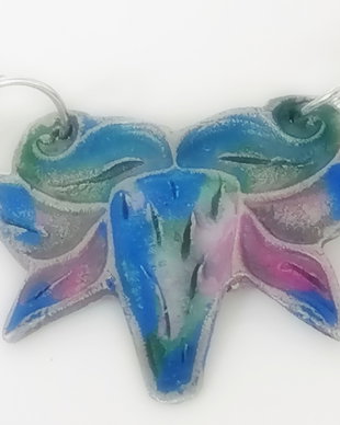 Colier din margele Toho multicolore și argintii, cu pandantiv lotus din bronz alb pictat cu patina colorata