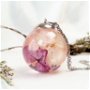 Hortensie 30mm, Pandantiv cu flori uscate presate hortensii roz mov, plante in rasina, medalion sfera cu flori