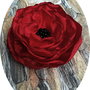 brosa floare rosie de matase