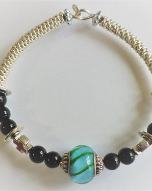 Bratara handmade din sarma ,onix si accesorii metalice