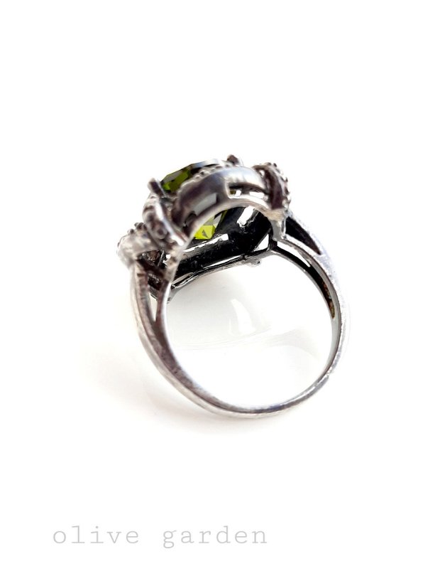 Inel argintat, cu patină și cristal verde-olive