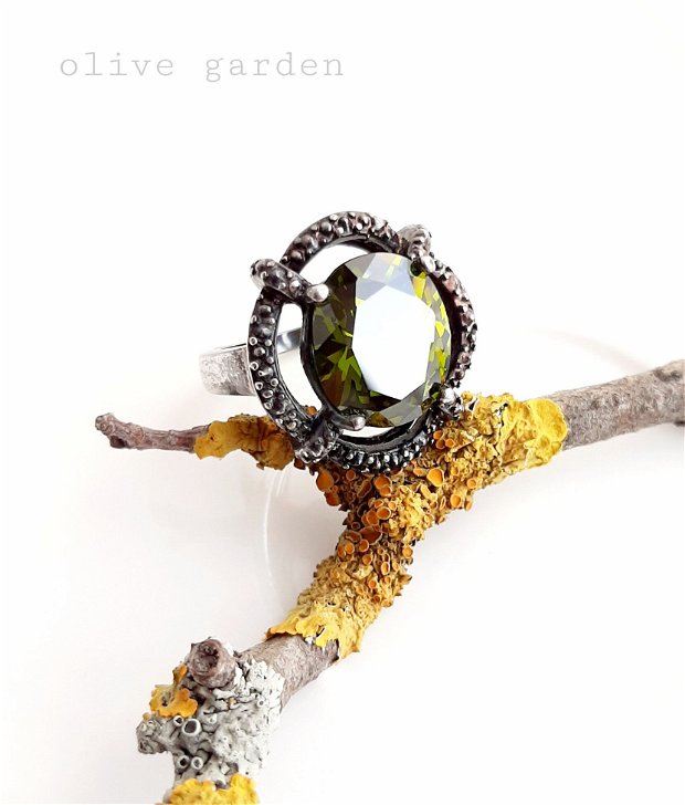 Inel argintat, cu patină și cristal verde-olive
