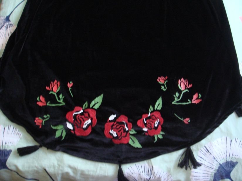 Zara - Fusta noua, din catifea neagra, cu broderii florale colorate