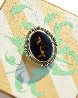 Brosa mica cu cabochon