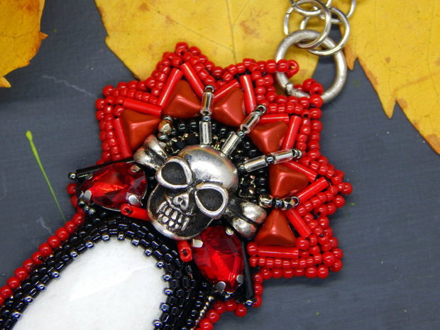 Colier Gotic cu Craniu si Jad Alb