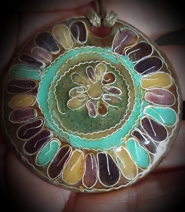 pandantiv unicat, mandala de cupru decorata cu frunze multicolore de email in tehnica cloisonee