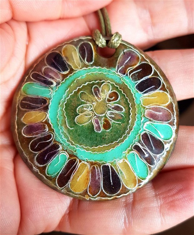 pandantiv unicat, mandala de cupru decorata cu frunze multicolore de email in tehnica cloisonee