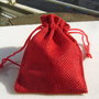 Saculet rosu imitatie panza de sac aprox. 70x90 mm