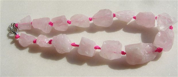 Sirag din 15 bucati de cuart roz pietre brute - are inchizatoare cu lant prelungitor