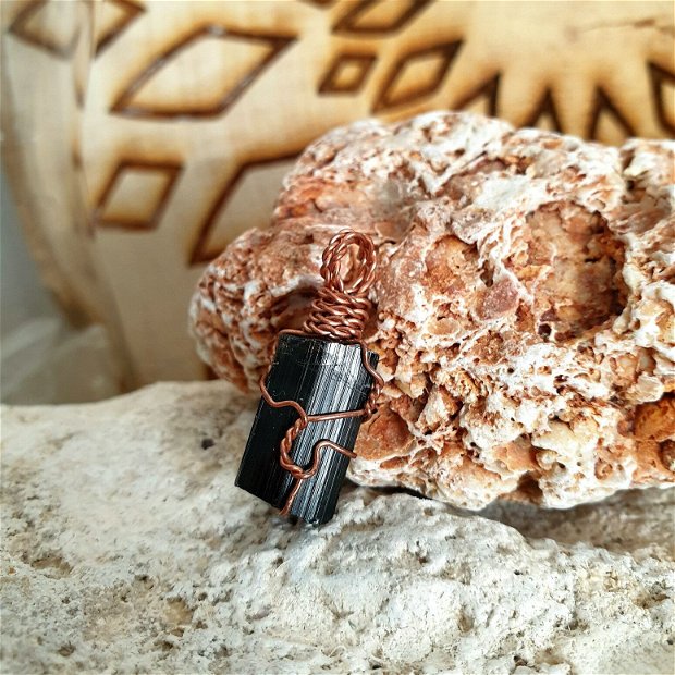 Turmalină Neagră - Pandantiv "Spiral Of Life" cu piatră brută de Turmalină Neagră. Unicat. Pandantiv handmade. Pandantiv din cupru netratat. Pandantiv pentru Purificare și Protecție Energetică