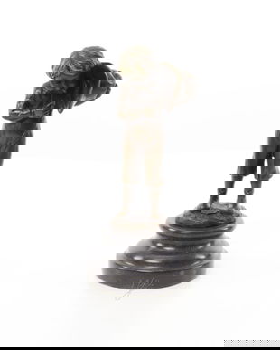 Baietel cu tigara-statueta din bronz pe un soclu din marmura