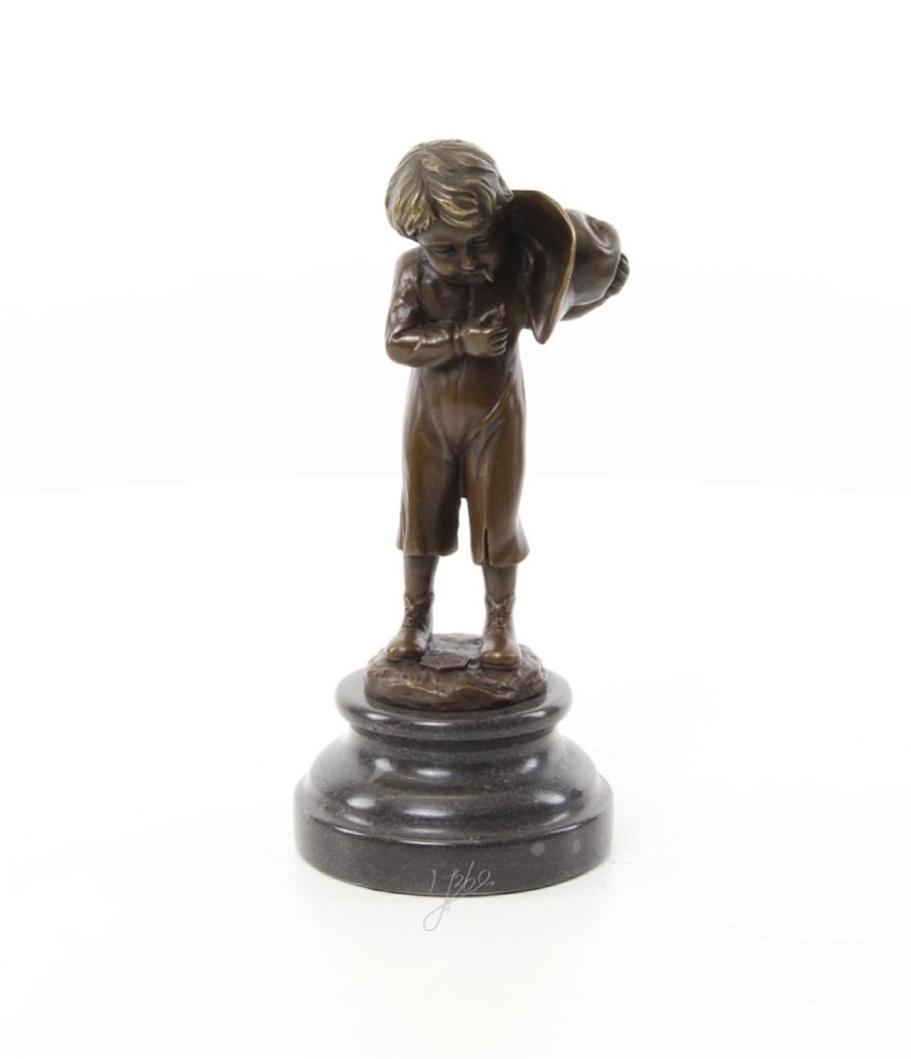 Baietel cu tigara-statueta din bronz pe un soclu din marmura