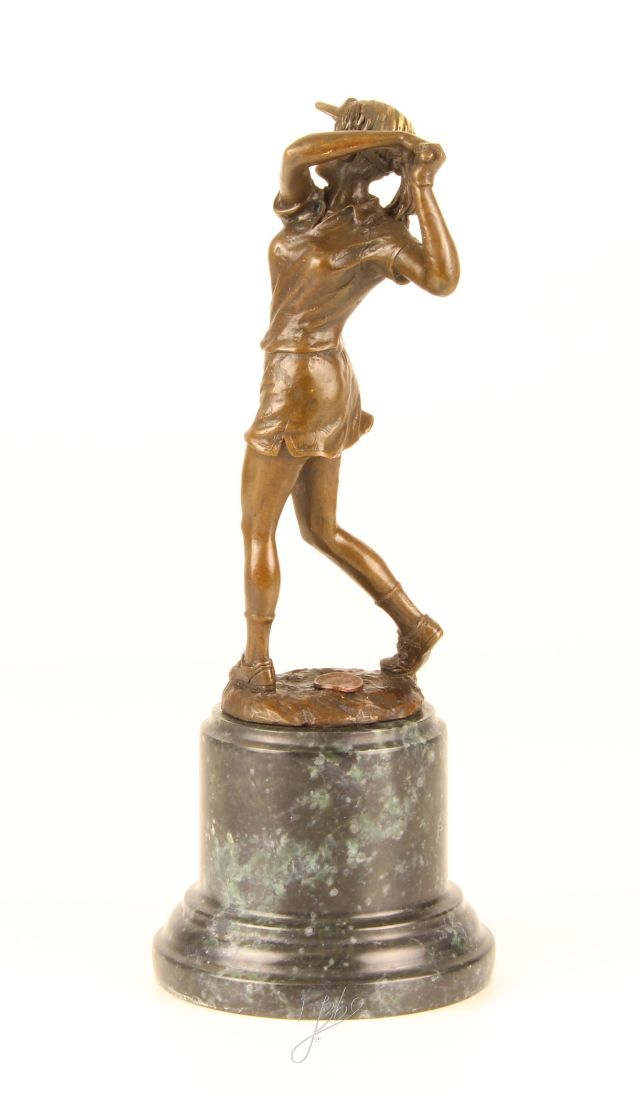 Jucatoare de golf-statueta din bronz pe un soclu din marmura