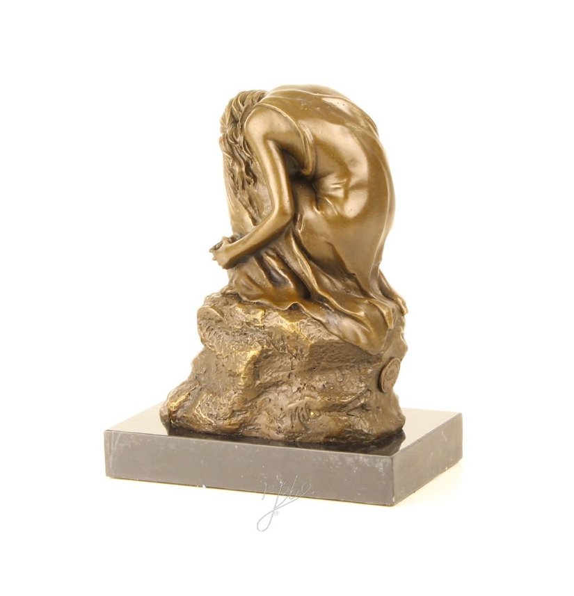 Tanara sezand- statueta din bronz pe un soclu din marmura