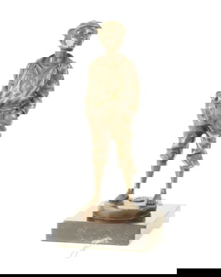 Vagabondul-statueta din bronz pe un soclu din marmura