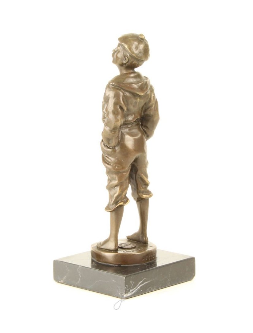 Vagabondul-statueta din bronz pe un soclu din marmura