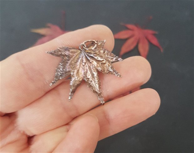 pandantiv unicat din argint 999, in forma de frunza de artar japonez, antichizat